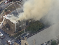 费城近郊Springfield一所天主教学校发生大火,消防员奋力扑救